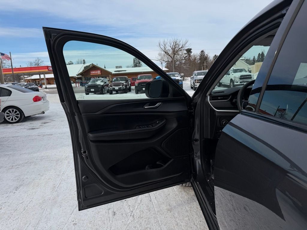 2023 Jeep Grand Cherokee L Laredo 4x4