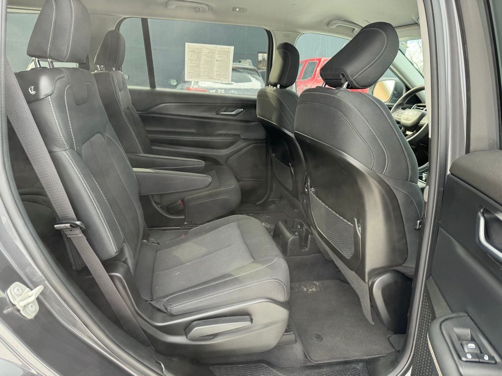 2023 Jeep Grand Cherokee L Laredo 4x4